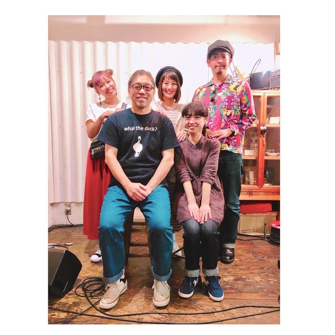 MAIKO さんのインスタグラム写真 - (MAIKO Instagram)「噂のSOLE cafe T👕🍝 ・ ・ 先日のYouTube LIVE配信の時にも着ていたTシャツ✨ 気づいた方もいて嬉しかったーー!!!😉 ・ ・ ・ 実はこのTシャツは 京都にある LIVEもできるカフェ屋さんSOLE cafeさんのオリジナルTシャツ☕️🌈 ・ ・ SOLE cafeさんは3年前からseven oopsのカフェライブツアーには欠かせない場所となっています🥰 ・ ・ スタッフさんがとっっってもほわわかでほんと素敵な空気をお持ちの方なのです!!! ・ いつもリハ終わりで、パスタを楽屋に持ってきてくださり毎回京都でのLIVEは美味しいパスタパワーのおかげで演奏できてます🍝✨ ・ ・ 去年はLIVEとは別日に初めてカフェ営業の時間にお邪魔しました🙌🏼 LIVEとは違う雰囲気で新鮮だったな〜🍝♡ お店では手作りパンも焼かれていて、いい匂いで居心地いいんだよ〜☺️🍞 ・ ・ ・ そんな大好きなSOLEcafeさん( @solemurata )が開業20周年記念としてオリジナルTシャツとトートバックを作ったという情報を知り!!! メンバー分GETしちゃったーー🤎🤍🤎 ・ ・ こっそりGETしたつもりがSOLEcafeの方にバレて心温まるメッセージまで頂いちゃいました!!! 本当に本当にありがとうございます🙇🏻‍♀️✨ ・ ・ ・ 今度メンバー3人でお揃っぴで着て写真撮ろー💓って話しているので、撮ったらまた載せさせて下さいっ📸🙌🏼✨ ・ ・ ・ SOLE cafe20周年おめでとうございます㊗️ コロナでツアー回れず、むんむんとしておりますが🐌💭  LIVE回れるようになったら必ずまた演奏しにSOLEcafeお邪魔させて下さいね🥺🥁🙌🏼🌈✨ ・ ・ ・ #solecafe #京都 #sevenoops #毎年 LIVE終わりにとる家族写真風の撮影が大好き☺️📸 #早くツアー回りたい😭🌈」8月18日 23時23分 - maiko_oops