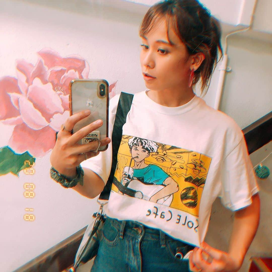 MAIKO さんのインスタグラム写真 - (MAIKO Instagram)「噂のSOLE cafe T👕🍝 ・ ・ 先日のYouTube LIVE配信の時にも着ていたTシャツ✨ 気づいた方もいて嬉しかったーー!!!😉 ・ ・ ・ 実はこのTシャツは 京都にある LIVEもできるカフェ屋さんSOLE cafeさんのオリジナルTシャツ☕️🌈 ・ ・ SOLE cafeさんは3年前からseven oopsのカフェライブツアーには欠かせない場所となっています🥰 ・ ・ スタッフさんがとっっってもほわわかでほんと素敵な空気をお持ちの方なのです!!! ・ いつもリハ終わりで、パスタを楽屋に持ってきてくださり毎回京都でのLIVEは美味しいパスタパワーのおかげで演奏できてます🍝✨ ・ ・ 去年はLIVEとは別日に初めてカフェ営業の時間にお邪魔しました🙌🏼 LIVEとは違う雰囲気で新鮮だったな〜🍝♡ お店では手作りパンも焼かれていて、いい匂いで居心地いいんだよ〜☺️🍞 ・ ・ ・ そんな大好きなSOLEcafeさん( @solemurata )が開業20周年記念としてオリジナルTシャツとトートバックを作ったという情報を知り!!! メンバー分GETしちゃったーー🤎🤍🤎 ・ ・ こっそりGETしたつもりがSOLEcafeの方にバレて心温まるメッセージまで頂いちゃいました!!! 本当に本当にありがとうございます🙇🏻‍♀️✨ ・ ・ ・ 今度メンバー3人でお揃っぴで着て写真撮ろー💓って話しているので、撮ったらまた載せさせて下さいっ📸🙌🏼✨ ・ ・ ・ SOLE cafe20周年おめでとうございます㊗️ コロナでツアー回れず、むんむんとしておりますが🐌💭  LIVE回れるようになったら必ずまた演奏しにSOLEcafeお邪魔させて下さいね🥺🥁🙌🏼🌈✨ ・ ・ ・ #solecafe #京都 #sevenoops #毎年 LIVE終わりにとる家族写真風の撮影が大好き☺️📸 #早くツアー回りたい😭🌈」8月18日 23時23分 - maiko_oops