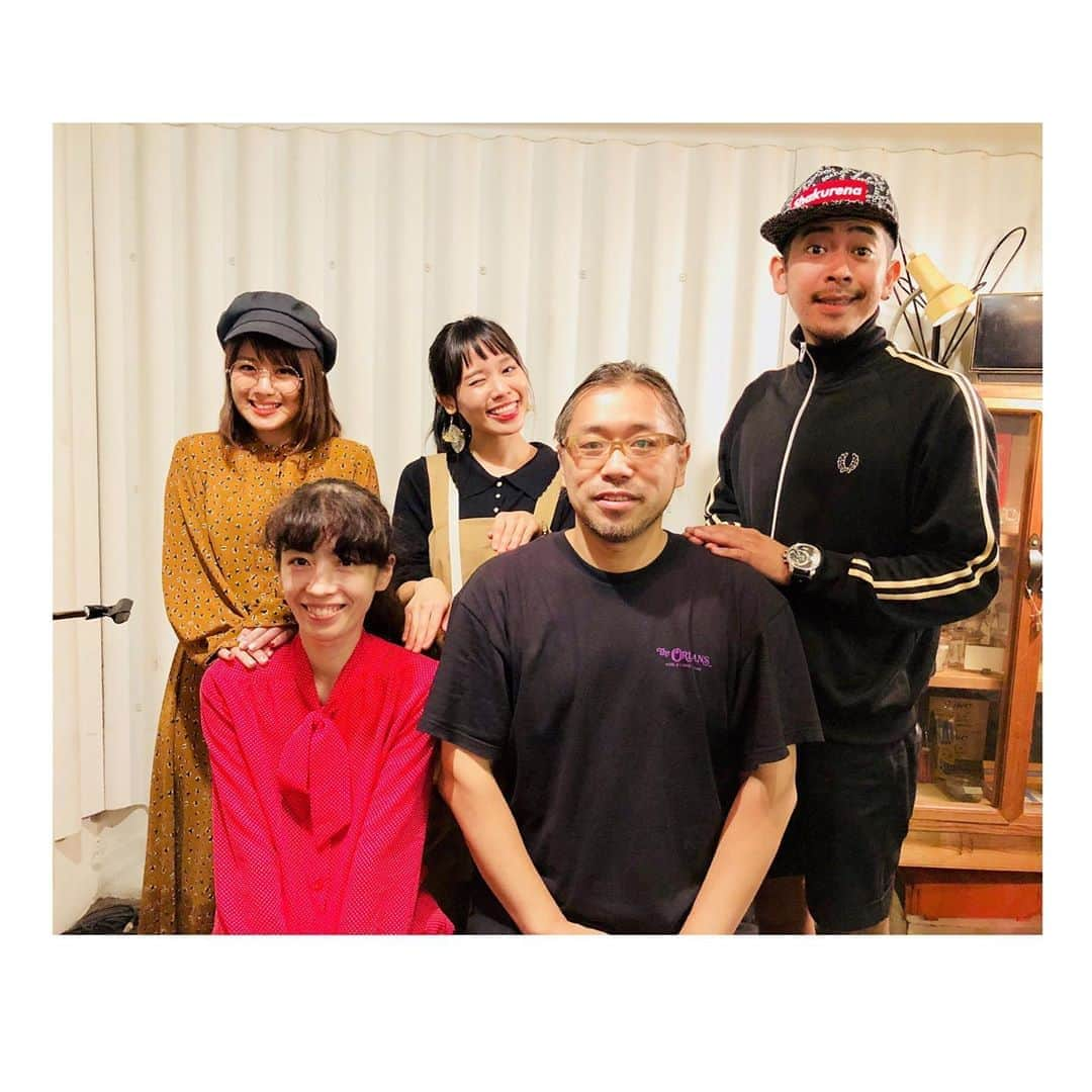 MAIKO さんのインスタグラム写真 - (MAIKO Instagram)「噂のSOLE cafe T👕🍝 ・ ・ 先日のYouTube LIVE配信の時にも着ていたTシャツ✨ 気づいた方もいて嬉しかったーー!!!😉 ・ ・ ・ 実はこのTシャツは 京都にある LIVEもできるカフェ屋さんSOLE cafeさんのオリジナルTシャツ☕️🌈 ・ ・ SOLE cafeさんは3年前からseven oopsのカフェライブツアーには欠かせない場所となっています🥰 ・ ・ スタッフさんがとっっってもほわわかでほんと素敵な空気をお持ちの方なのです!!! ・ いつもリハ終わりで、パスタを楽屋に持ってきてくださり毎回京都でのLIVEは美味しいパスタパワーのおかげで演奏できてます🍝✨ ・ ・ 去年はLIVEとは別日に初めてカフェ営業の時間にお邪魔しました🙌🏼 LIVEとは違う雰囲気で新鮮だったな〜🍝♡ お店では手作りパンも焼かれていて、いい匂いで居心地いいんだよ〜☺️🍞 ・ ・ ・ そんな大好きなSOLEcafeさん( @solemurata )が開業20周年記念としてオリジナルTシャツとトートバックを作ったという情報を知り!!! メンバー分GETしちゃったーー🤎🤍🤎 ・ ・ こっそりGETしたつもりがSOLEcafeの方にバレて心温まるメッセージまで頂いちゃいました!!! 本当に本当にありがとうございます🙇🏻‍♀️✨ ・ ・ ・ 今度メンバー3人でお揃っぴで着て写真撮ろー💓って話しているので、撮ったらまた載せさせて下さいっ📸🙌🏼✨ ・ ・ ・ SOLE cafe20周年おめでとうございます㊗️ コロナでツアー回れず、むんむんとしておりますが🐌💭  LIVE回れるようになったら必ずまた演奏しにSOLEcafeお邪魔させて下さいね🥺🥁🙌🏼🌈✨ ・ ・ ・ #solecafe #京都 #sevenoops #毎年 LIVE終わりにとる家族写真風の撮影が大好き☺️📸 #早くツアー回りたい😭🌈」8月18日 23時23分 - maiko_oops