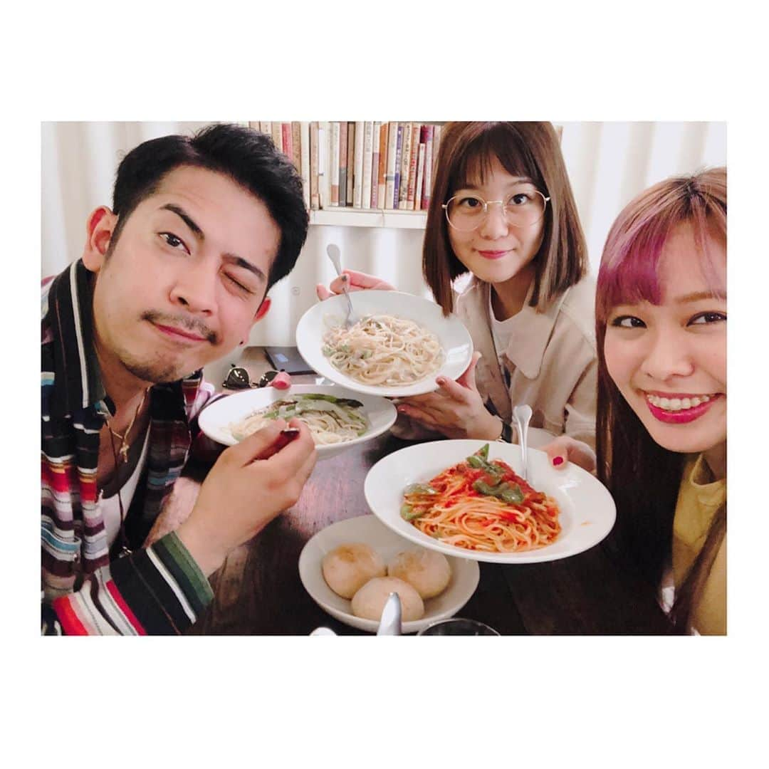 MAIKO さんのインスタグラム写真 - (MAIKO Instagram)「噂のSOLE cafe T👕🍝 ・ ・ 先日のYouTube LIVE配信の時にも着ていたTシャツ✨ 気づいた方もいて嬉しかったーー!!!😉 ・ ・ ・ 実はこのTシャツは 京都にある LIVEもできるカフェ屋さんSOLE cafeさんのオリジナルTシャツ☕️🌈 ・ ・ SOLE cafeさんは3年前からseven oopsのカフェライブツアーには欠かせない場所となっています🥰 ・ ・ スタッフさんがとっっってもほわわかでほんと素敵な空気をお持ちの方なのです!!! ・ いつもリハ終わりで、パスタを楽屋に持ってきてくださり毎回京都でのLIVEは美味しいパスタパワーのおかげで演奏できてます🍝✨ ・ ・ 去年はLIVEとは別日に初めてカフェ営業の時間にお邪魔しました🙌🏼 LIVEとは違う雰囲気で新鮮だったな〜🍝♡ お店では手作りパンも焼かれていて、いい匂いで居心地いいんだよ〜☺️🍞 ・ ・ ・ そんな大好きなSOLEcafeさん( @solemurata )が開業20周年記念としてオリジナルTシャツとトートバックを作ったという情報を知り!!! メンバー分GETしちゃったーー🤎🤍🤎 ・ ・ こっそりGETしたつもりがSOLEcafeの方にバレて心温まるメッセージまで頂いちゃいました!!! 本当に本当にありがとうございます🙇🏻‍♀️✨ ・ ・ ・ 今度メンバー3人でお揃っぴで着て写真撮ろー💓って話しているので、撮ったらまた載せさせて下さいっ📸🙌🏼✨ ・ ・ ・ SOLE cafe20周年おめでとうございます㊗️ コロナでツアー回れず、むんむんとしておりますが🐌💭  LIVE回れるようになったら必ずまた演奏しにSOLEcafeお邪魔させて下さいね🥺🥁🙌🏼🌈✨ ・ ・ ・ #solecafe #京都 #sevenoops #毎年 LIVE終わりにとる家族写真風の撮影が大好き☺️📸 #早くツアー回りたい😭🌈」8月18日 23時23分 - maiko_oops