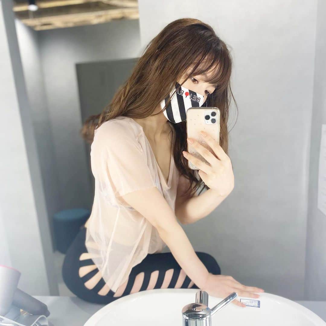 のインスタグラム：「😷実はこのウェアね！ サイドの肌色は素肌♡穴が空いてるの〜💖💓❤️ 久しぶりに着てみたけどやはり好き！ . そんなウェアコーデに合わせて マスクもかわいいのをつけてみた😘✌︎ @bejorajapan のマスクは他にはない柄がたくさん！ 生地も気持ち良くてつけ心地良いし！ Sつけてるけど小さめだからぴったりしてます☺️♡ (Mサイズもあるから男性もぜひ♪) . 最近はトレーニング中でも いつでもマスク付けていなきゃいけないから おしゃれにお洋服に合わせたコーデもいいよね🤤🎀 . 今回もトレーニングでビシバシ鍛えたので いい感じの筋肉痛👏😭💓 本当に本当にみんなに内緒にしていたいほど おすすめのジムだなあ•••💖🥺 また身体の変わったこととか書くね♪ . #筋トレ女子部 #パーソナルジム  #くびれ女子 #ワークアウト女子 #宅トレダイエット #お尻トレ #ヒップアップ効果 #ストイック女子 #管理栄養士 #ゴルフ女子 #筋肉痛好き #トレーニング女子 #くびれ女子 #ヘルシーボディ #ヘルシーボディ #healthybody #体に良いこと #お家で出来る筋トレ #ワークアウト女子 #美尻トレ #ファッションマスク #ボディメイク #スポーツウェアコーデ #スポブラ #トレーニングウェア #スポーツコーデ  #汗だく女子 #メリハリボディ #尻スタグラム #美body女子 #セクシーショット #おしゃれマスク#bejora」