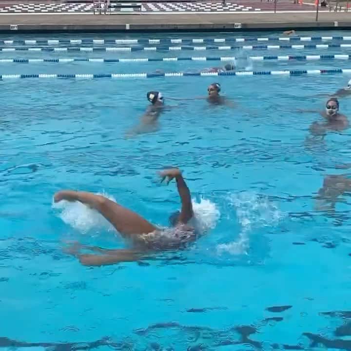 アンドレア・フエンテスのインスタグラム：「Sometimes I love to make my swimmers try “synchro challenges” in the warm up, to increase their general abilities. It forces us to explore the way to do difficult things and it reminds us that the best part of #artisticswimming is the freedom we have to expand our sport! Try this one: arch head first, bring your leg and after a 360 turn in the surface you end in a flamingo + keep turning same direction while you bring your other leg to a crane and keep going until you reach a ballet leg-ish. Let’s go!! #synchrochallenge @daniellaaramirezzz」
