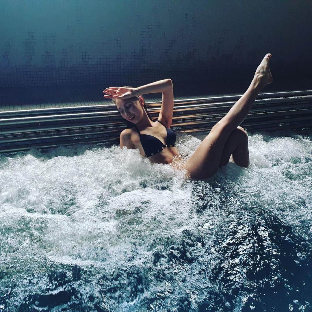 アンジェリーク・アバチキナさんのインスタグラム写真 - (アンジェリーク・アバチキナInstagram)「Relaxed. Refreshed. Recharged. 💪🏼🧘🏼☀️  #andorra #canillo #spa #piscine #swimmingpool #summer #relax #takeiteasy #afterwork #спа #релакс #nomakeup」8月18日 23時30分 - icesmurfette