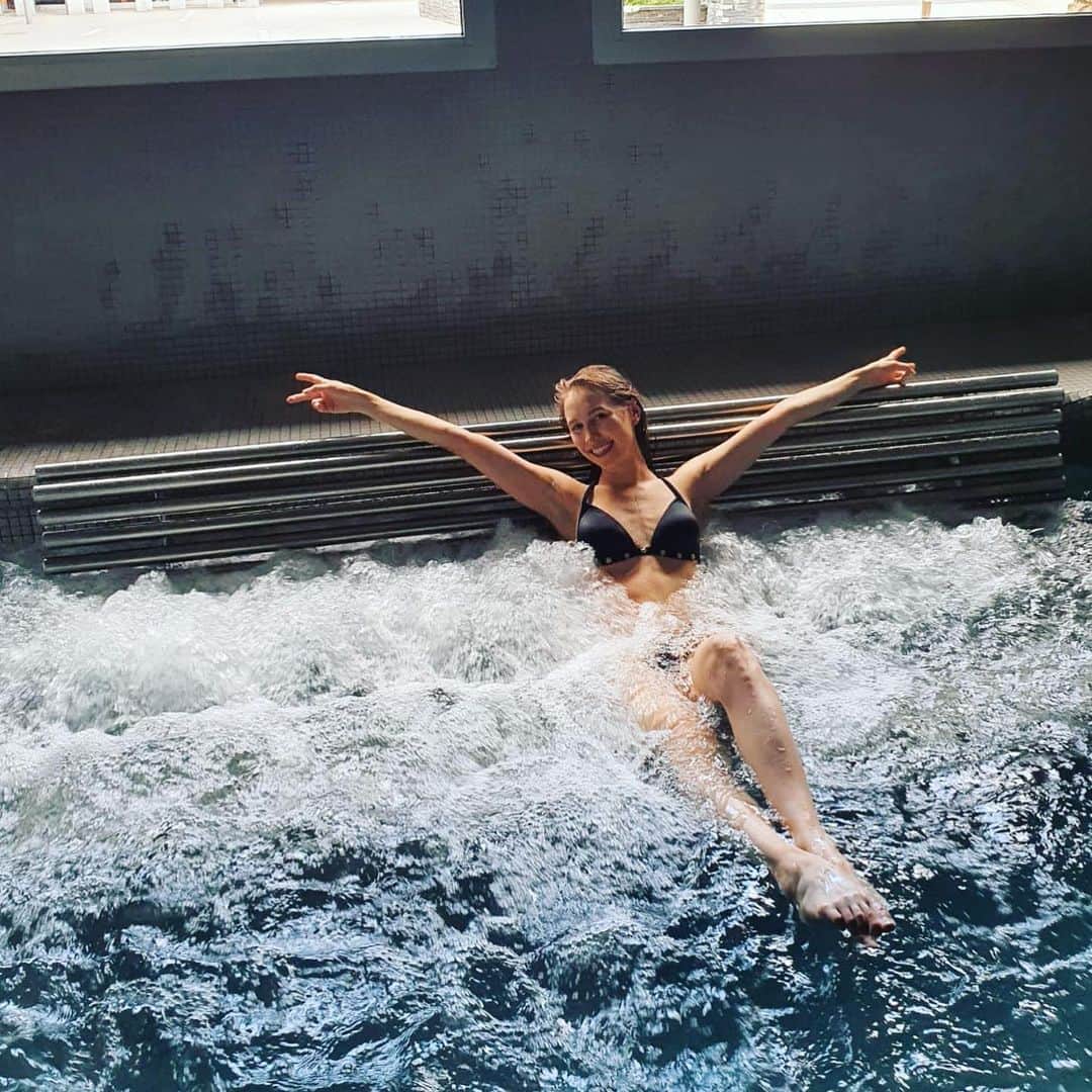 アンジェリーク・アバチキナのインスタグラム：「Relaxed. Refreshed. Recharged. 💪🏼🧘🏼☀️  #andorra #canillo #spa #piscine #swimmingpool #summer #relax #takeiteasy #afterwork #спа #релакс #nomakeup」