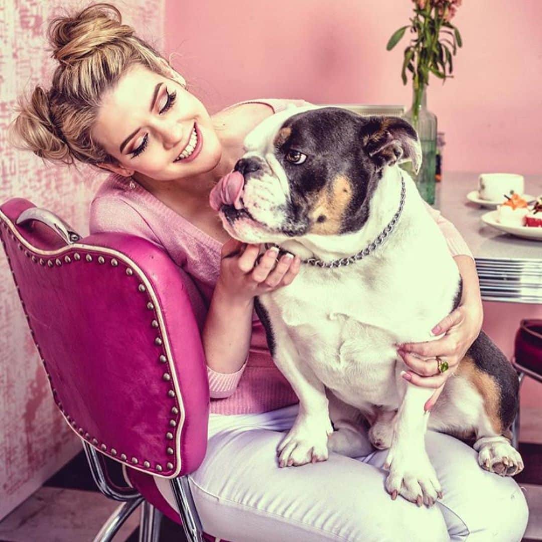 Bodhi & Butters & Bubbahのインスタグラム：「Happy 6th Birthday to our angel boy Butters 🐶🎂💖🐾 In just 5.5 years you brought immeasurable joy, love, security, and purpose to our lives 🐶 We miss you infinitely and hope you’re eating all the vegan burgers up there with big Bubbah today 🐶🍔🐶💖」