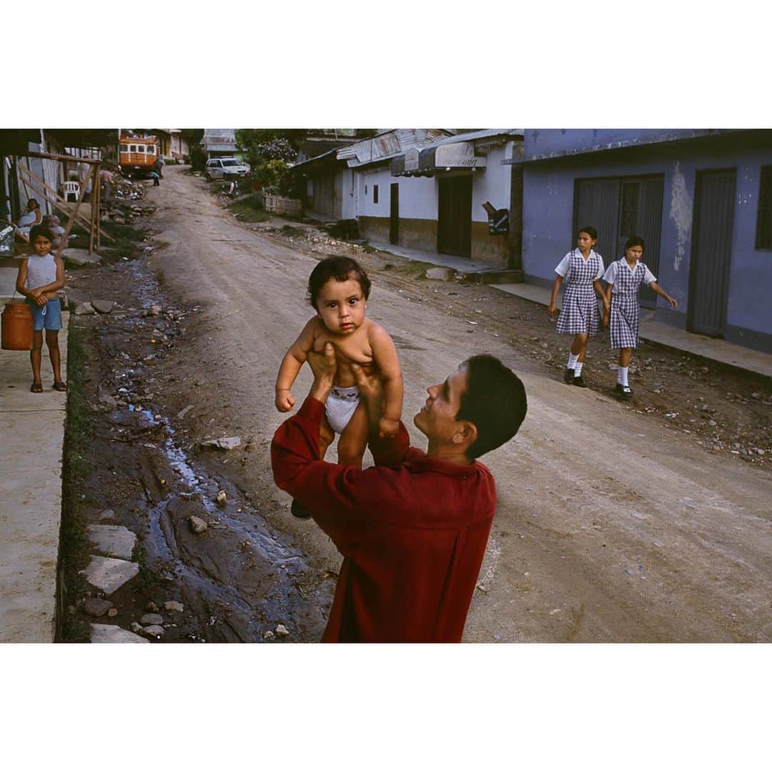 スティーブ・マカリーさんのインスタグラム写真 - (スティーブ・マカリーInstagram)「A father proudly lifts up his daughter. La Esperanza, #Colombia, 2005.  #SteveMcCurry」8月18日 23時30分 - stevemccurryofficial