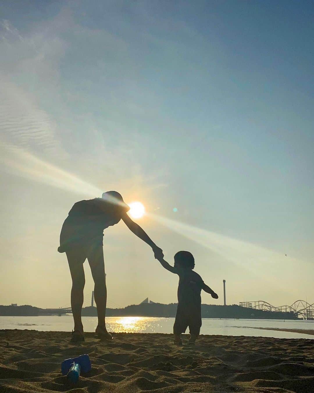 Ayaさんのインスタグラム写真 - (AyaInstagram)「朝一の海は最高に気持ちかった👩‍❤️‍💋‍👨🤝☀🌈 👦🏻早起きやからまたすぐ行こう🌊  #海#太陽がまぶしい#気持ちいい朝#親子#男の子ママ #赤ちゃんのいる生活#男の子ベビー」8月18日 23時32分 - aya__fit