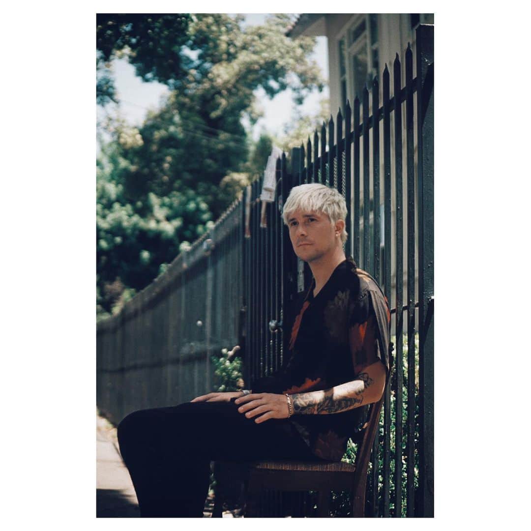 ル・ユースのインスタグラム：「can’t believe I have more new music out tomorrow. to celebrate I’m doing a live-stream on the @anjunabeats twitch at 10am pt / 1pm et / 6pm bst. swipe for details #anjunabeats」
