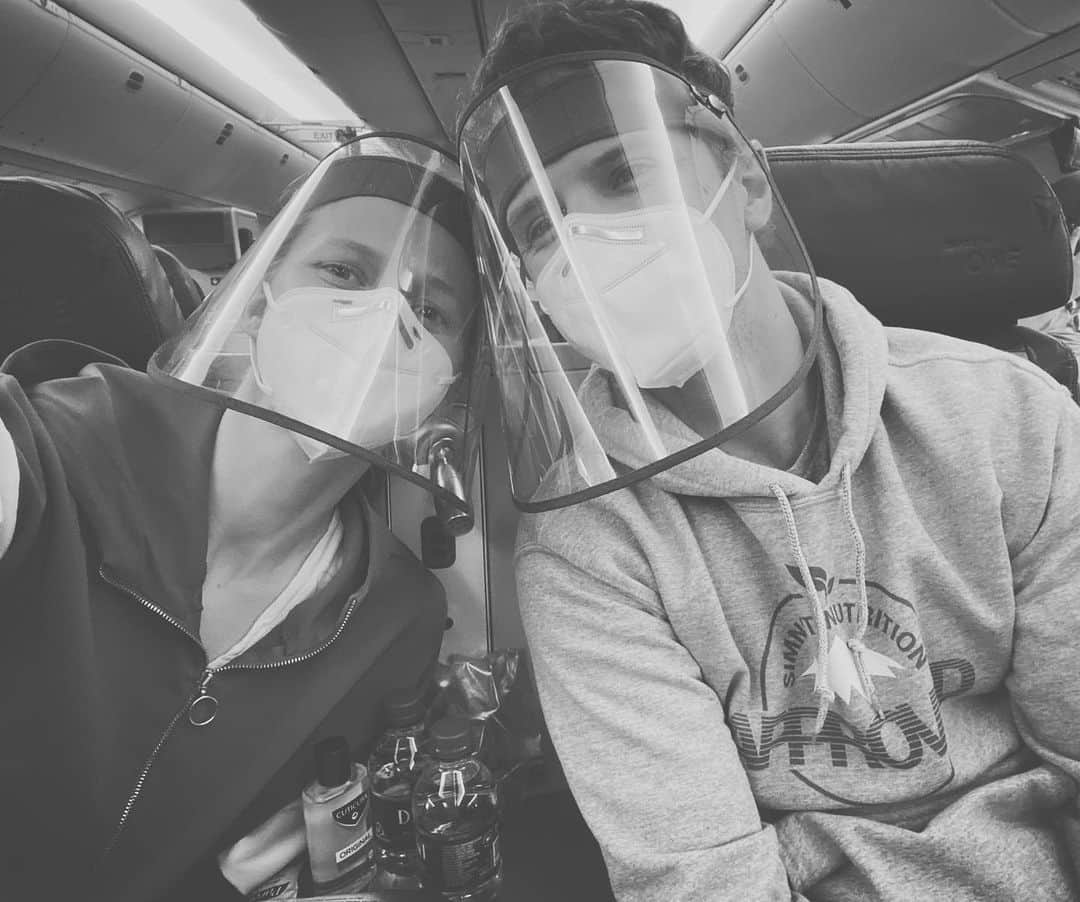 ジョアンナ・ブラッディのインスタグラム：「Airplane vibes ✈️ #maskup Seriously though, thank you to everyone who’s wearing masks! We’re all in this together ❤️」