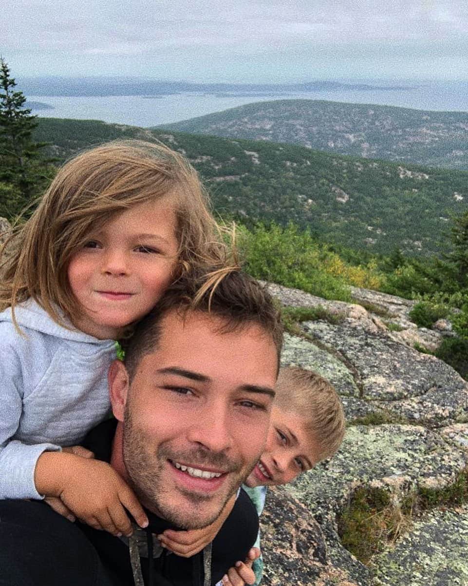 のインスタグラム：「Professional hikers」