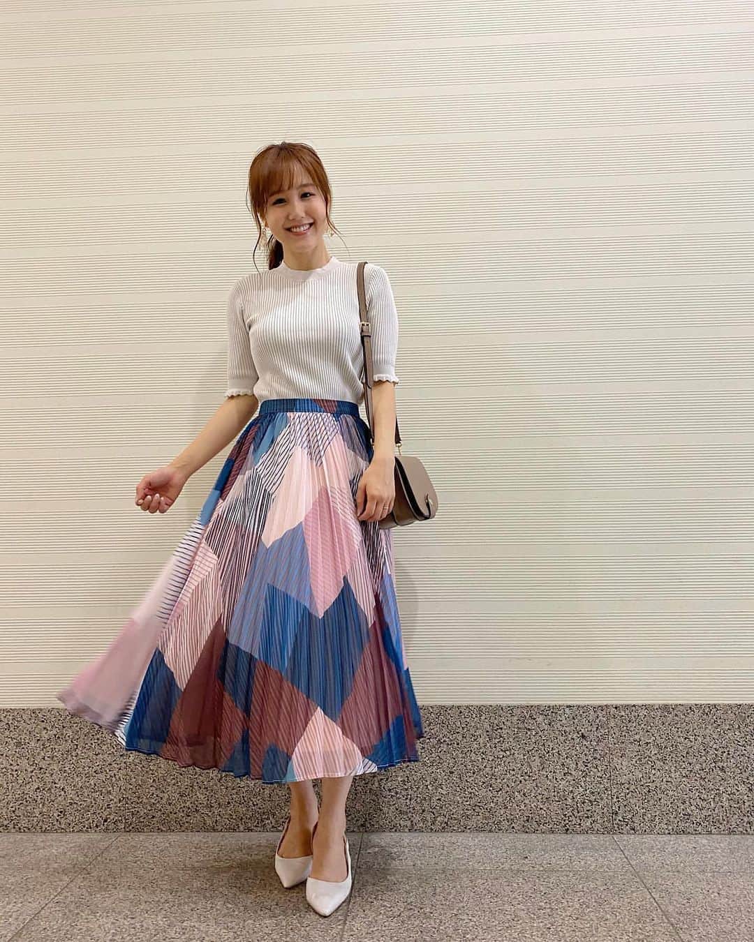 のインスタグラム：「【😍💕𝟑𝟏𝐟𝐢𝐥𝐥𝐞𝐬 𝐂𝐨𝐨𝐫𝐝𝐢𝐧𝐚𝐭𝐞🍭】 31filles なっchan* の 幾何学柄プリーツスカートを使ったコーディネート👗🎶 存在感抜群のスカートが 華あるスタイルを演出💛 ベーシックカラーの トップスや小物を合わせ とことんスカートを目立たせて😉❤️ 👉SWIPEしてOUTERスタイルもCHECK❣️ ———————————————————— ♦️幾何学柄プリーツスカート￥11,000+tax #31sdm品番030351 カラー（ブルー/グリーン） サイズ(36/38) ♦️リブモックネック5分袖ニット￥5,900+tax #31sdm品番050317 カラー(オフホワイト/ブラック/ボルドー/マスタードイエロー) ワンサイズ ♦️ウール調合繊CPOジャケット￥8,900+tax #31sdm品番020301 カラー（ブラウン/ライトグリーン/ベージュ） ワンサイズ ♦️スカーフ付きミニショルダーバッグ￥8,900+tax #31sdm品番100301 カラー（ブラウン系/ダークブラウン/ベージュ） ♦️フェイククロコバックストラップパンプス￥8,900+tax #31sdm品番100311 カラー（オフホワイト/ダークブラウン/ベージュ） サイズ（S/M/L） ＜STAFF 身長158cm /36size＞ ———————————————————— 品番をタップして別コーデをチェックしてね😘 #31Sonsdemode #31sdm #31sdm_outfit #coordinate  #31filles #31filles_なっchan #fashion #autumn #knit #skirt #geometric #geometricpattern #feminine  #トランテアンソンドゥモード #トランテアン #コーディネート #秋 #ニット #スカート #柄  #幾何学模様 #トランテアンフィーユ #札幌パセオ #札幌パセオeast1F #158cm」