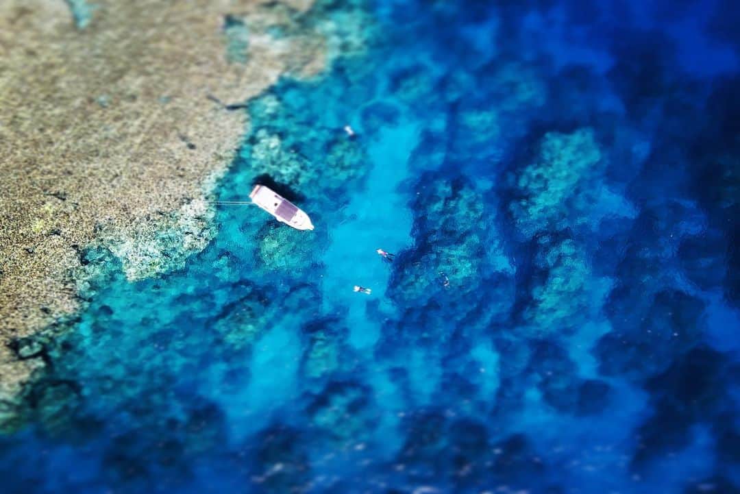宮良忍（SHINOBU）さんのインスタグラム写真 - (宮良忍（SHINOBU）Instagram)「なんだか、久しぶりの海写真投稿🏖 青い海は、癒されるね😌  #小浜島 #海」8月18日 23時39分 - shinobu_miyara