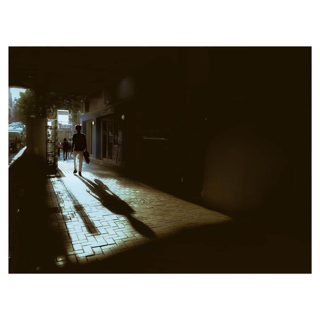 kazhixさんのインスタグラム写真 - (kazhixInstagram)「Light and shadow in the daily life of Tokyo . . お盆休み暑過ぎだよね？ パワーを根こそぎ持ってかれた💦 . . . shot on iphone7 . . . . #ShotoniPhone #instagram  #igersjp #ファインダー越しの私の世界 #東京カメラ部 #insidephotos #magnificomagazine #classicsmagazine #jj_forum_3121」8月18日 23時44分 - kazhix
