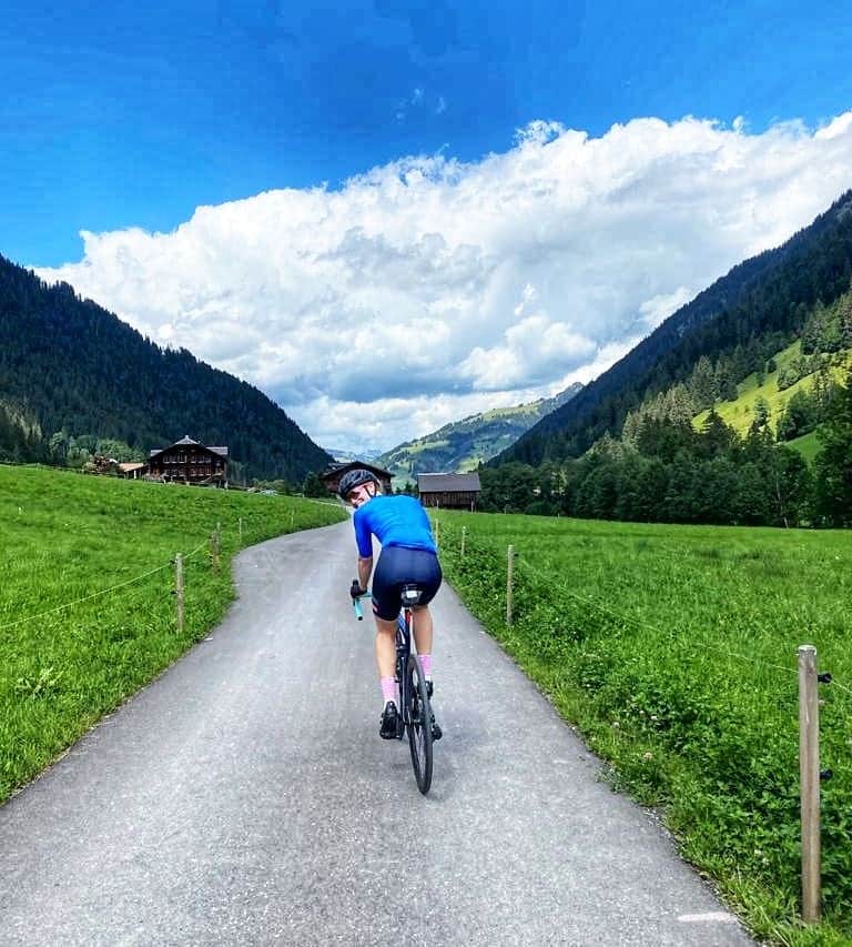 フェムケ・ヘームスケルクのインスタグラム：「Tomorrow is THE DAY!!  163km with 4.023m of climbing. I'm doing this to raise awareness and raise money for @kwfkankerbestrijding (cancer research/treatment). This is my personal initiative, basically it was the hardest climb we could find... It would mean alot to me if you could donate/sponsor me 🧡 link in bio. Thank you!! . . Ps: Ill try to keep you guys updated 🚴🗻. . #AintNoMountainHighEnough #KWF #OranjePeleton 📸: @guido_frackers」