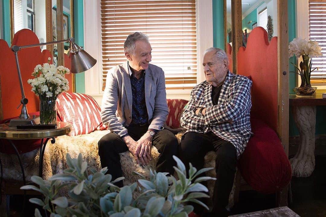のインスタグラム：「#GagosianQuarterly: “As far as I was concerned, what you want to do as a biographer is try and tell, as clearly and sharply as you can, what you know and what you perceive.” —John Richardson  In the summer of 2018, Picasso biographer Sir John Richardson sat down with Calder biographer Jed Perl. Together they discussed the process of writing about an artist’s life and work, the inadequacies of fixed methodologies, and the importance of keeping a fresh perspective. Follow the link in our bio to read the article on "Gagosian Quarterly." __________ #Gagosian Jed Perl and John Richardson, New York, June 2018. Photo: Brian Gilmartin」