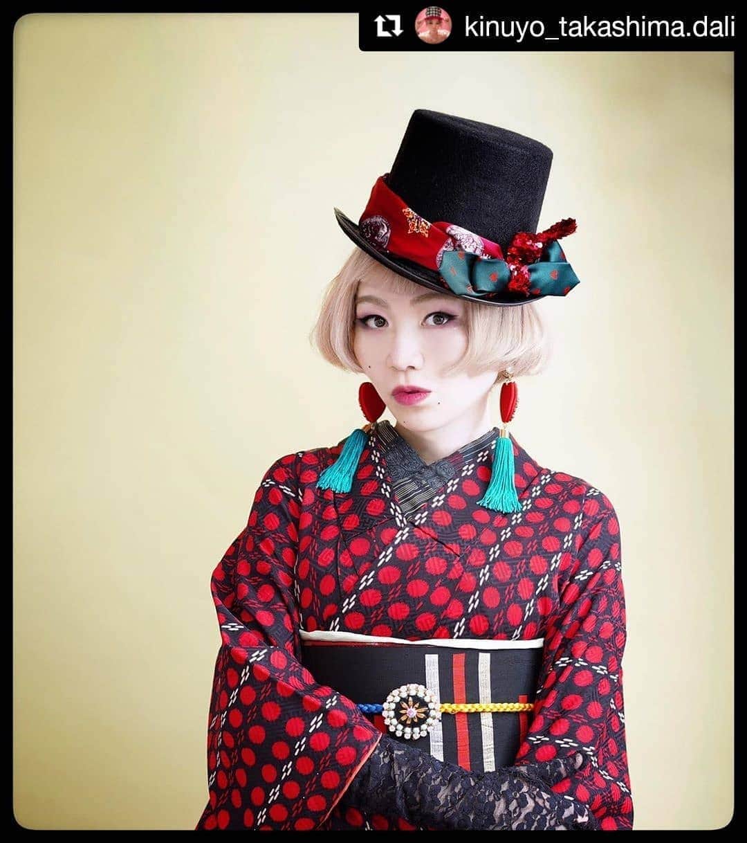 川村由紀のインスタグラム：「アンティーク着物にウィッグとハット、付け睫に赤いルージュ💄👘久しぶりに装う情熱に火をつけて🔥いただきました。オファーに感謝。ちなみにまだまだ続編がありますので〜。  #Repost @kinuyo_takashima.dali (@get_repost) ・・・ ‪1枚目のお写真が特に大好き。‬  ‪戻橋さんでお嫁に頂いたお着物に幾何学の帯にシスター社様の帯留め、ハットはスカーフとネクタイで仕上げました。‬  ‪スッキリ中性的な透明感と濃厚な女性らしさい色気のバランスが魅惑的な私のど真ん中のカワムラユキさん。‬  ‪魅せ方のセンスも好き。可愛すぎて辛い。‬  #ダリ着物 #アンティーク着物 #アンティーク着物コーデ #アンティーク着物レンタル #kimono #ウィッグ」