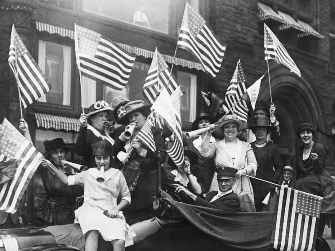 ニューヨーク・タイムズさんのインスタグラム写真 - (ニューヨーク・タイムズInstagram)「Suffragists partied it up when the 19th Amendment granted women across the U.S. the right to vote.   On August 18, 1920, when Tennessee lawmakers cast the deciding votes to ratify the amendment, victorious suffragists “launched an uproarious demonstration,” according to The Times.  “Women screamed frantically,” the front page story said. “Scores threw their arms around the necks of those nearest them and danced, so far as it was possible to do so, in the mass of humanity.”   “Hundreds of suffrage banners waved wildly,” the report continued, “and many removed the yellow flowers they had been wearing and threw them upward to meet a similar shower from the galleries.”  The 19th Amendment became part of the Constitution on August 26 of that year, and allowed millions of women to cast ballots in the November presidential election.  But the amendment’s promise was incomplete. Many American women, including some who had fought fiercely for suffrage, were still excluded from the ballot box, including Native Americans, Chinese immigrants and many Black and Latinx.   A century later, equal suffrage seems like an unassailable right. But the movement’s success was never promised. Tap the links in our bio to read The Times’s story from 1920, and our coverage commemorating the decades-long fight for the right. Photo by Bettmann, via Getty Images.」8月18日 23時59分 - nytimes