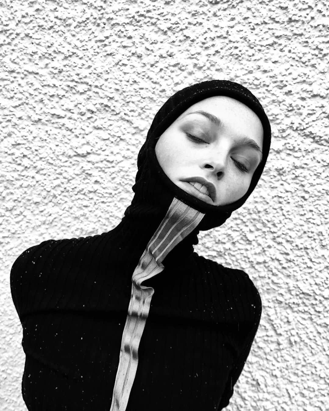 LOVE MAGAZINEのインスタグラム：「As quarantine hit pause on the normal narrative of our daily lives, for many, this meant returning to their families and loved ones. Returning to her home in Scotland to be with her family during lockdown, model @jean_campbell took to the Scottish outdoors, shooting with her cousin, @dopdan. "It was the sweetest thing to shoot with Dan," shares Campbell. "I always have the best time with him and to work together felt like a real blessing."   Photographer @dopdan Fashion Editor @oliver_volquardsen Fashion Assistants @giam_rst @jordannkelsey @julveitch」