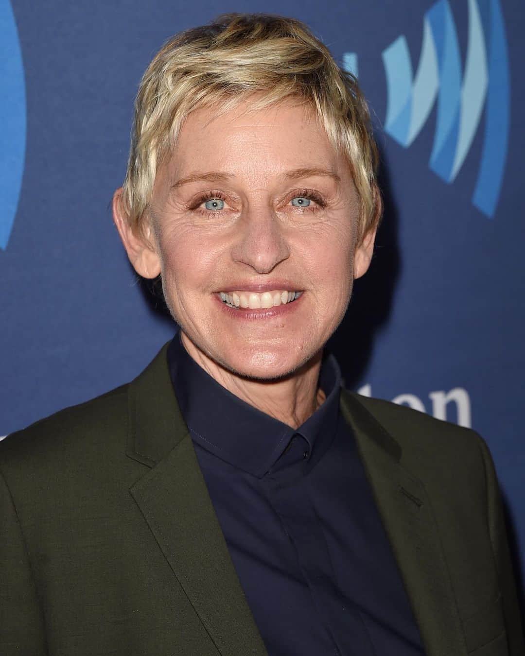 Just Jaredさんのインスタグラム写真 - (Just JaredInstagram)「Ellen DeGeneres directly responded to the rumor that she does not allow anyone to make eye contact with her. Tap this pic in the LINK IN BIO to see what she said about this... #EllenDeGeneres Photo: Getty」8月19日 0時00分 - justjared