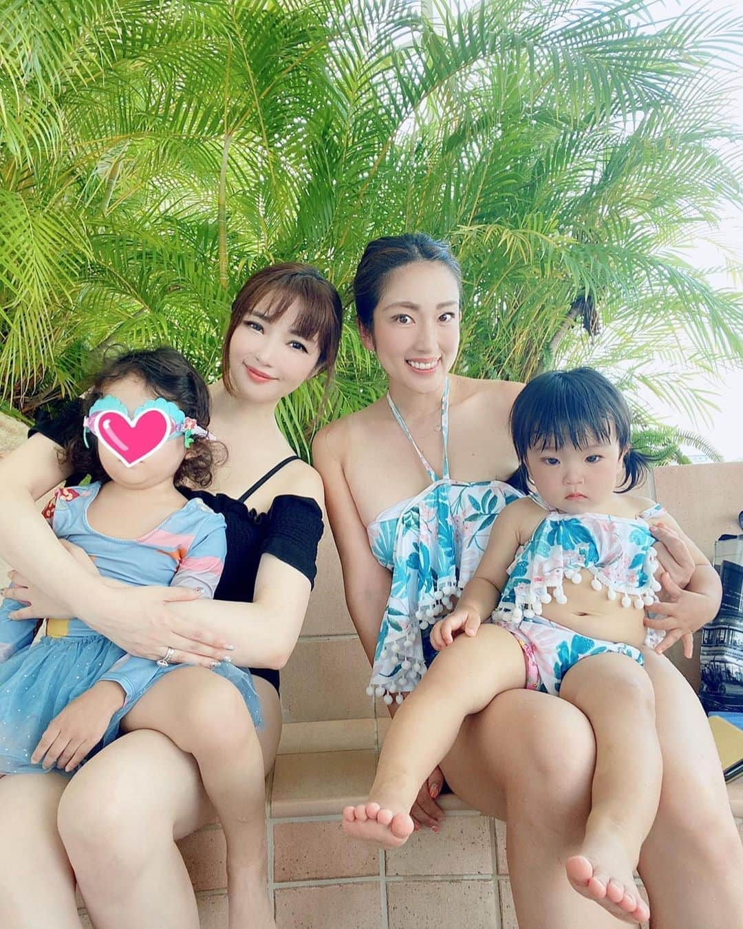 庄司ゆうこさんのインスタグラム写真 - (庄司ゆうこInstagram)「悠里ちゃん親子とプール❣️ 悠里ちゃんに頂いた親子お揃い水着を着て行ったよ🤗 最後にここのプールに来たのは、ももちゃんまだ1歳になる前だったからプール怖がっていたけど、今日は自分からプールに飛び込んでって、ビックリ🤣 お水を怖がらなくなってきたよ🤗 そして今日も悠里ちゃんから娘さんのお下がりたくさん頂いちゃった💓 ペットボトルのお茶も買って来てくれていたり本当にいつも気遣いや優しさが半端ない😂✨女神様❣️ 大好きな先輩ママです✨✨ ももちゃん興奮しすぎて、ジャグジー入ってる間に寝てしまった🤣 #お台場#ヒルトン東京お台場#プール#夏#夏の思い出#お揃い水着#親子コーデ#リンクコーデ#お揃いコーデ」8月18日 23時55分 - yuko.shoji