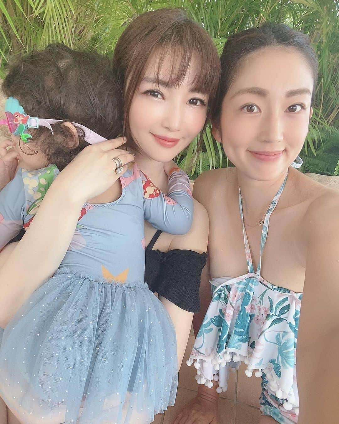 庄司ゆうこさんのインスタグラム写真 - (庄司ゆうこInstagram)「悠里ちゃん親子とプール❣️ 悠里ちゃんに頂いた親子お揃い水着を着て行ったよ🤗 最後にここのプールに来たのは、ももちゃんまだ1歳になる前だったからプール怖がっていたけど、今日は自分からプールに飛び込んでって、ビックリ🤣 お水を怖がらなくなってきたよ🤗 そして今日も悠里ちゃんから娘さんのお下がりたくさん頂いちゃった💓 ペットボトルのお茶も買って来てくれていたり本当にいつも気遣いや優しさが半端ない😂✨女神様❣️ 大好きな先輩ママです✨✨ ももちゃん興奮しすぎて、ジャグジー入ってる間に寝てしまった🤣 #お台場#ヒルトン東京お台場#プール#夏#夏の思い出#お揃い水着#親子コーデ#リンクコーデ#お揃いコーデ」8月18日 23時55分 - yuko.shoji