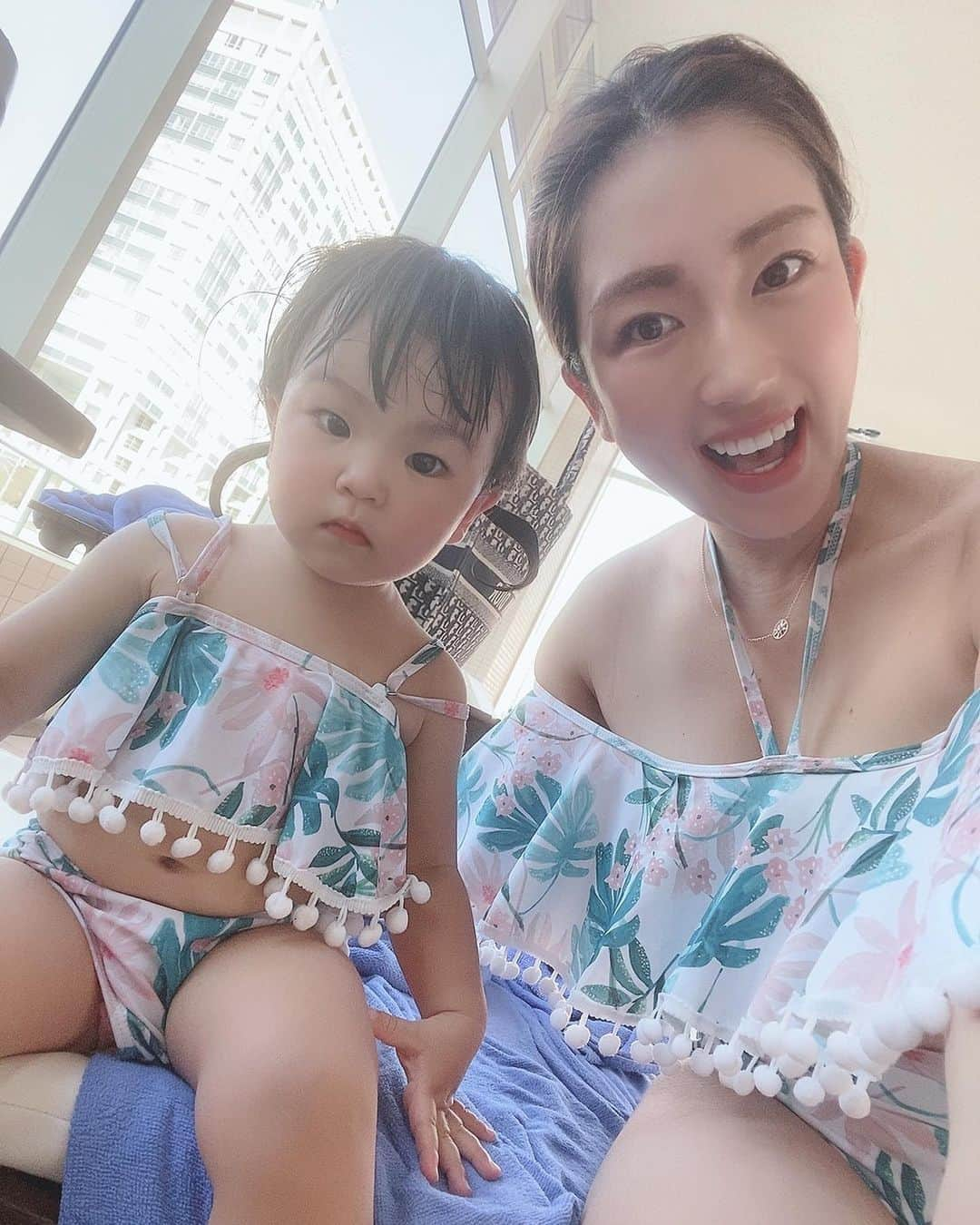 庄司ゆうこさんのインスタグラム写真 - (庄司ゆうこInstagram)「悠里ちゃん親子とプール❣️ 悠里ちゃんに頂いた親子お揃い水着を着て行ったよ🤗 最後にここのプールに来たのは、ももちゃんまだ1歳になる前だったからプール怖がっていたけど、今日は自分からプールに飛び込んでって、ビックリ🤣 お水を怖がらなくなってきたよ🤗 そして今日も悠里ちゃんから娘さんのお下がりたくさん頂いちゃった💓 ペットボトルのお茶も買って来てくれていたり本当にいつも気遣いや優しさが半端ない😂✨女神様❣️ 大好きな先輩ママです✨✨ ももちゃん興奮しすぎて、ジャグジー入ってる間に寝てしまった🤣 #お台場#ヒルトン東京お台場#プール#夏#夏の思い出#お揃い水着#親子コーデ#リンクコーデ#お揃いコーデ」8月18日 23時55分 - yuko.shoji