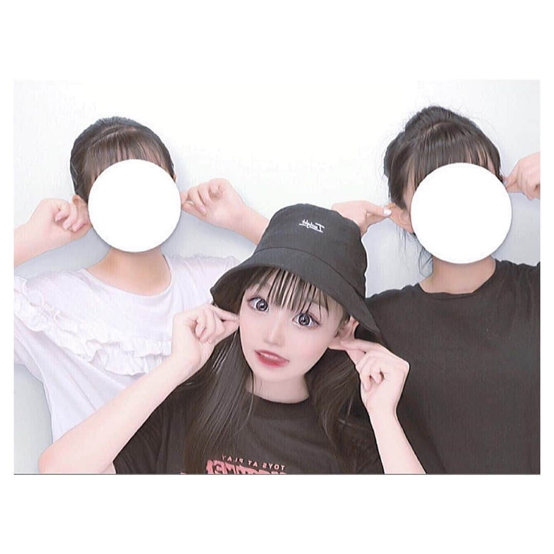 こあ（ゆずこあ）のインスタグラム：「・ 親友と‪( ◜௰◝ ）‬❤︎ ・ ・ 2枚目はしっかり、ぶりっこポーズしてもろて🤫🤍🤍 ・ ・ 4枚目は笑いすぎて若干事故ってる😂😂 ・ ・ 親友3人でなかなか集まれないけど、次集まれるのは 多分冬休みとかな~?🤔 それまで、頑張ろ🥺💪🏼 2人と居ると落ち着くんです😌🤍🤍 ・ ・ 大好き。いつも有難う( ⸝⸝⸝¯ ¯⸝⸝⸝ )♡」