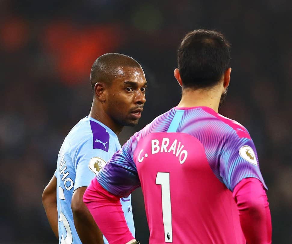 フェルナンジーニョのインスタグラム：「It was a pleasure to share good moments with you here at @mancity, I wish you and your family all the best for the future. @claudiobravo1」