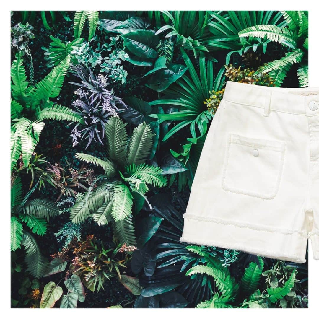 Jacob Cohenのインスタグラム：「Tropical vibes  S/S 20 Woman Collection Made in Italy  #JacobCohen #JacobCohenJeans」