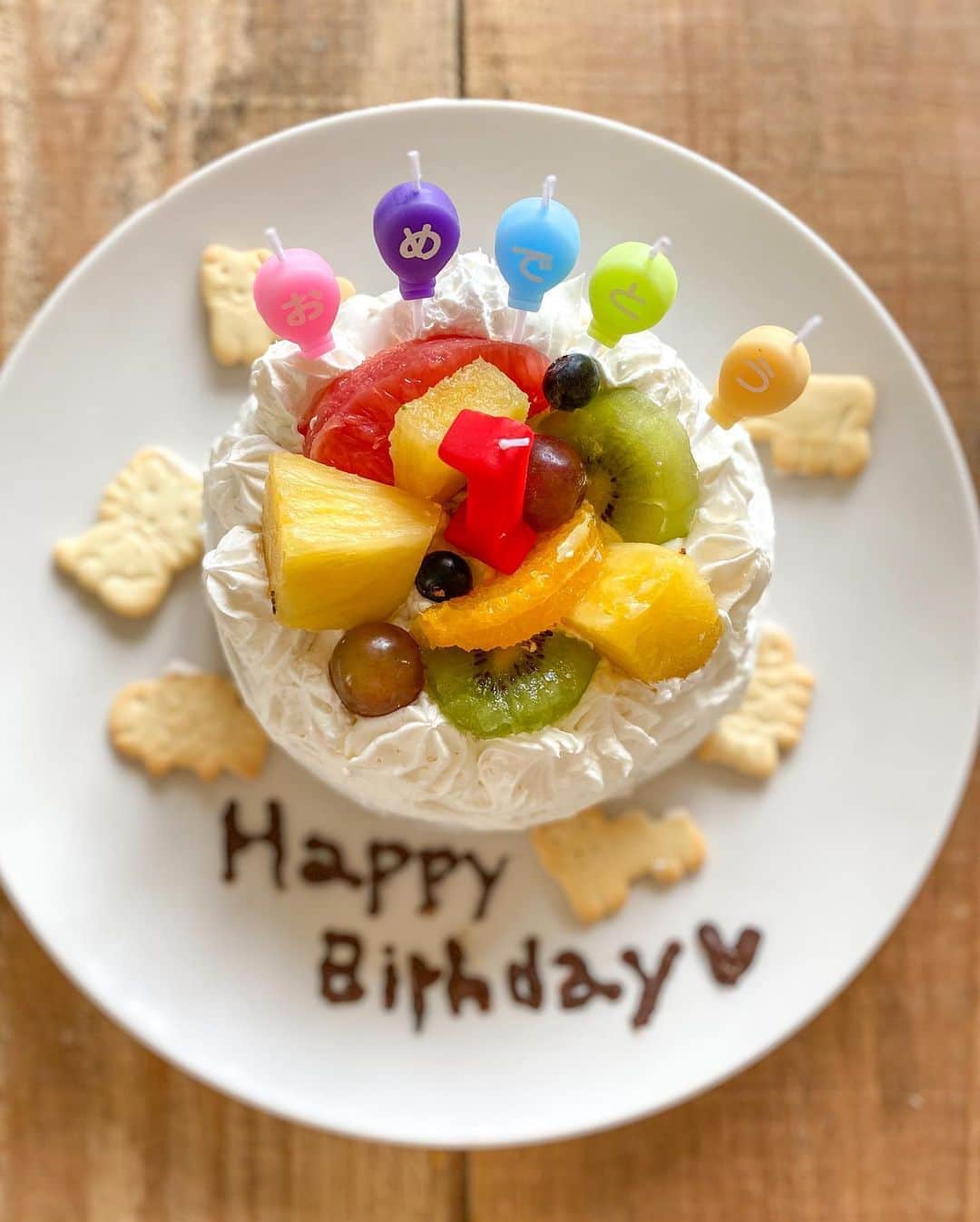 Ayaさんのインスタグラム写真 - (AyaInstagram)「🎂💛👦🏻🌈🎉 誕生日当日はお家🏠で飾り付けと 手作りケーキを作った👩‍🍳から記念に残しとこうかな📸 🍰食べてる仕草が最高に可愛かった☺️ . 最近はママ、パパ、ブーブ🚗 って喋れるようにもなって あとは色んな物を👆しながら喋ってる👦🏻💕 . .  #1歳 #happybirthday #男の子ベビー#１歳誕生日#baby#8月生まれ」8月19日 0時10分 - aya__fit