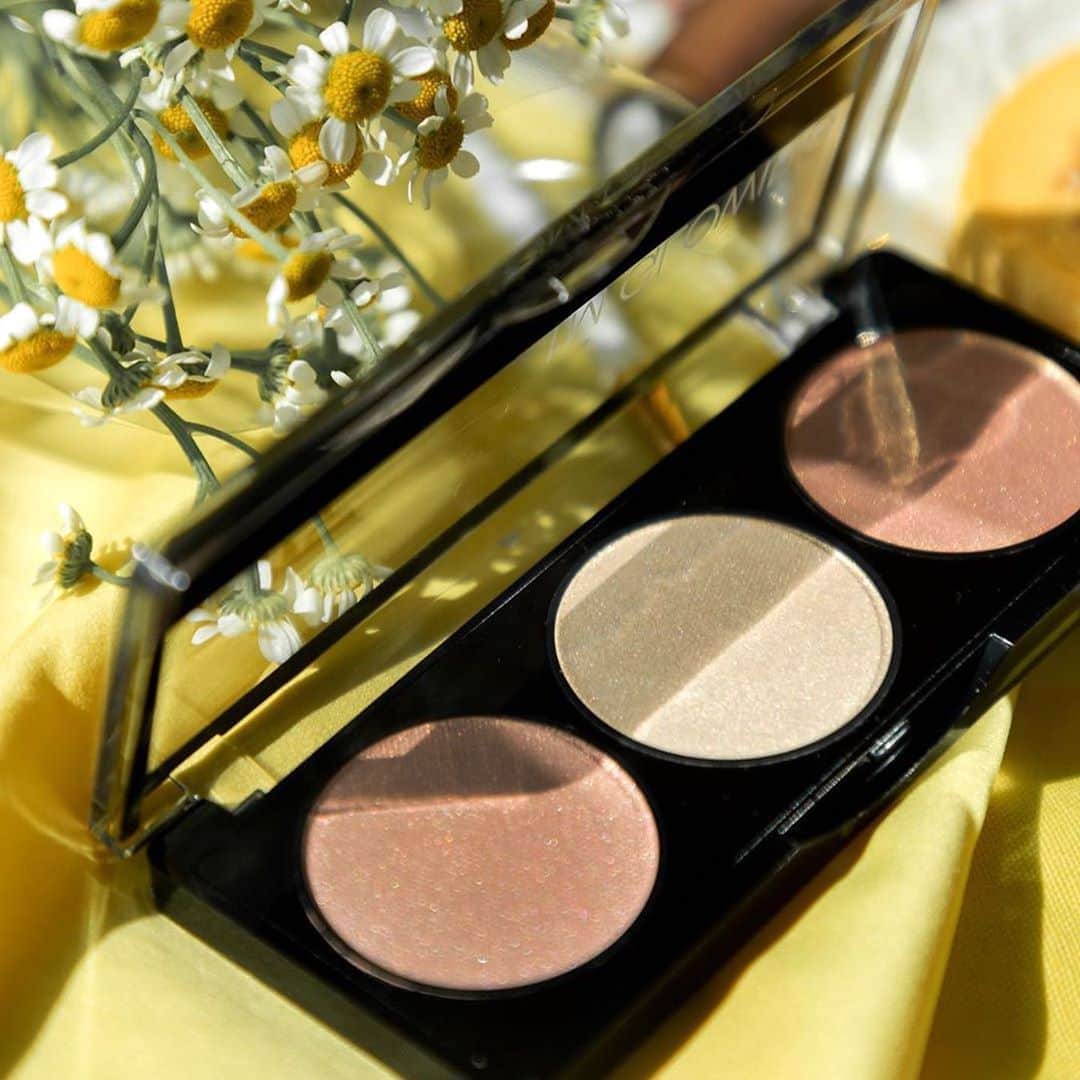 Palladio Beautyさんのインスタグラム写真 - (Palladio BeautyInstagram)「#repost @williamyapweili 🥰 ・・・ @palladiomy [NEW IN] Highlight your favorite features with our GlutenFree I’m Glowing Highlighting Palette ✨Creamy powder formula is available in 3 shades including a pearly pink, champagne, & golden bronze. ✨ #palladiobeauty #palladiomy #parabenfree #crueltyfree . . . #LiquidEyeshadow #Highlighter #flatlayphotography #crueltyfreebeauty #veganbeauty #CleanBeauty #botanicalandvitamininfusedcosmetics #whatsinyourmakeup」8月19日 0時12分 - palladiobeauty