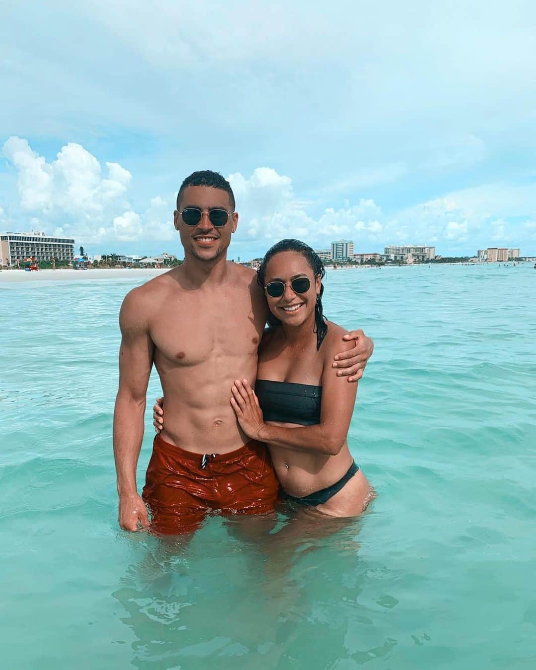 コートニー・ダフスのインスタグラム：「Beach day 😎🌞❤️」