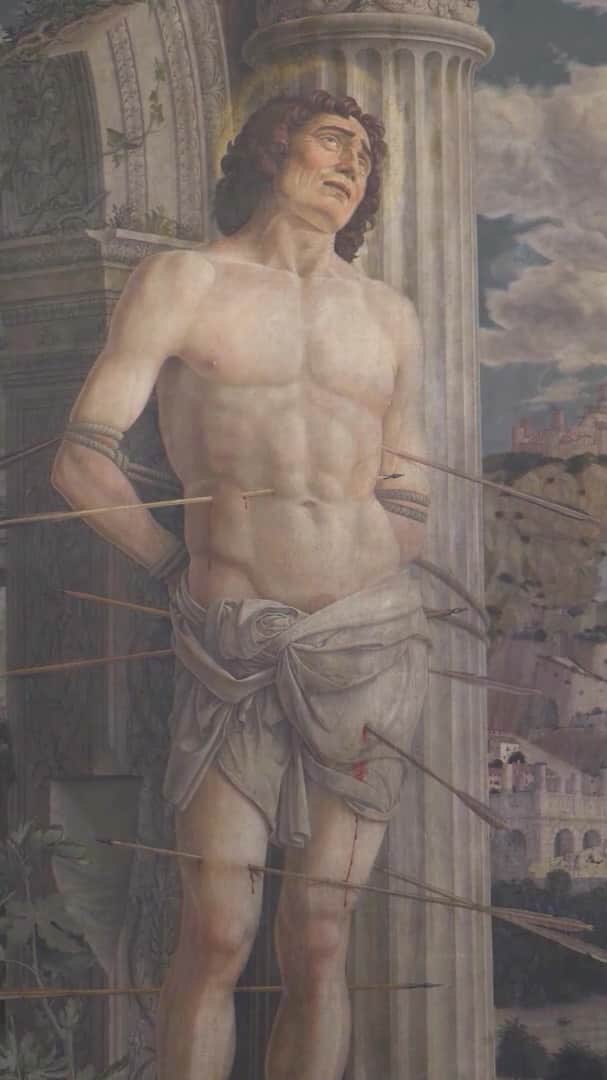 のインスタグラム：「. 🇫🇷 Observez le Saint Sébastien d'Andrea Mantegna dans ses moindres détails ! - 👀 Ce Saint Sébastien, dans lequel le peintre a multiplié les références à l'Antiquité, a été peint sur toile, peut-être pour permettre son voyage de Mantoue à Aigueperse pour le mariage de la fille du protecteur de Mantegna, Federico Gonzague, avec le seigneur d'Aigueperse, Gilbert de Bourbon-Montpensier. - - - - 🌎 Observe Andrea Mantegna's Saint Sebastian in detail! - 👀 This Saint Sebastian was painting on canvas - perhaps to facilitate its transportation from Mantua to Aigueperse in Auvergne: the work was a wedding gift to the daughter of the artist's patron Federico Gonzaga and Gilbert de Bourbon, a count of Auvergne. The painting features many references to antiquity.  . . . #LouvreChezVous #MuseumFromHome #Louvre #MuséeDuLouvre」