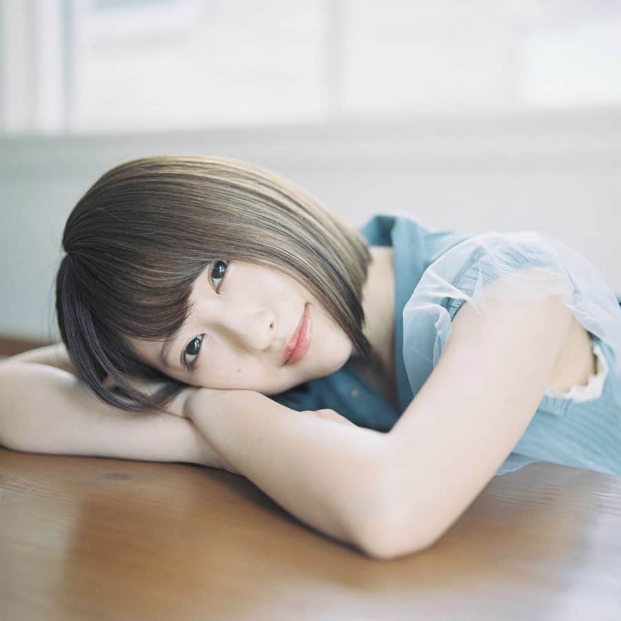 小桃音まいのインスタグラム：「💤. . 太陽浴びると眠たくなるね〜. . 今日もみんなが安眠できますように. . . ( ˘ω˘ ) ｽﾔｧ…. . お誕生日まで6日🎂.」