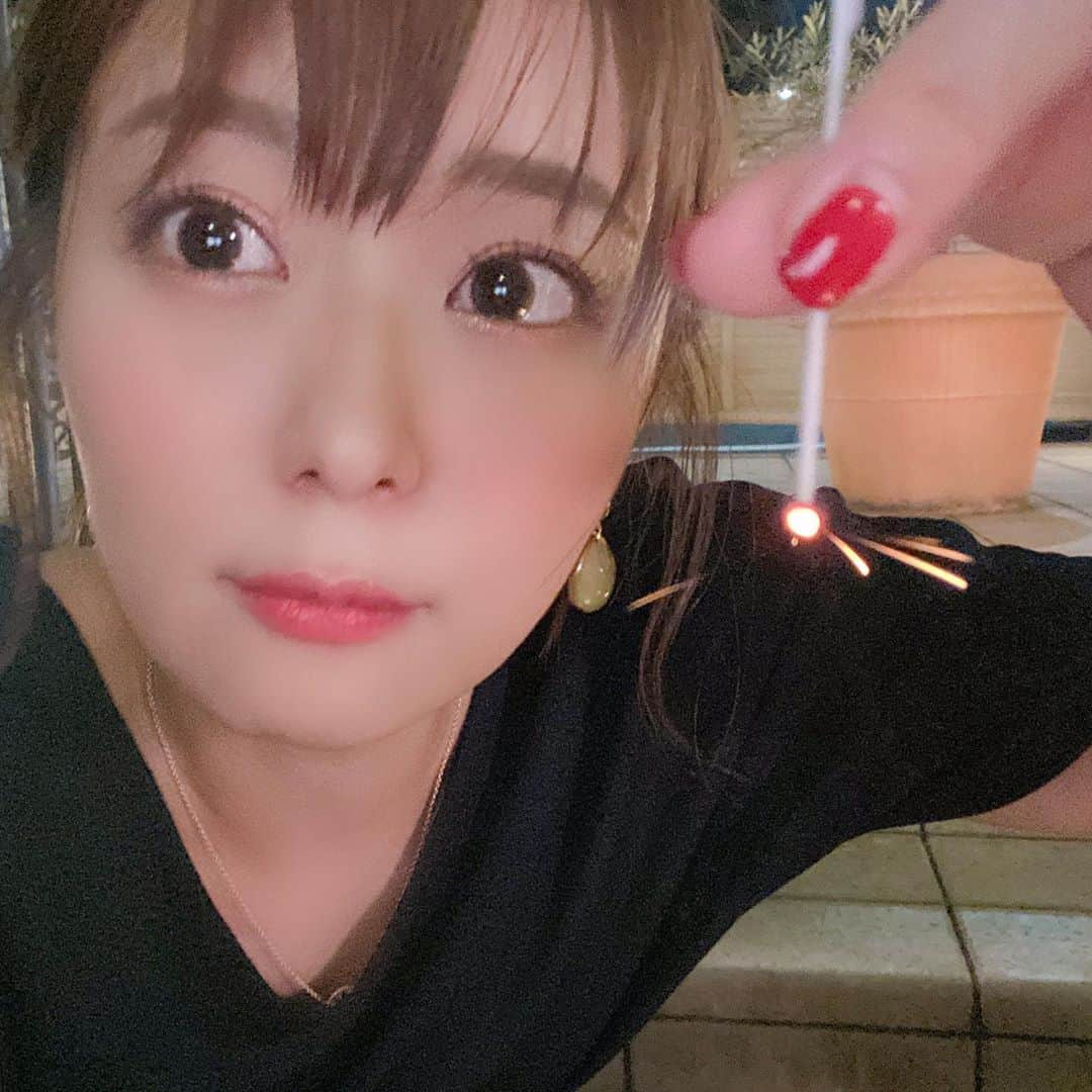 井口裕香さんのインスタグラム写真 - (井口裕香Instagram)「2020年夏の思い出〜 迫りくる線香花火🔥👀💓 #ゆかち夏祭り」8月19日 0時19分 - ooo31_iguchiyuka_31ooo