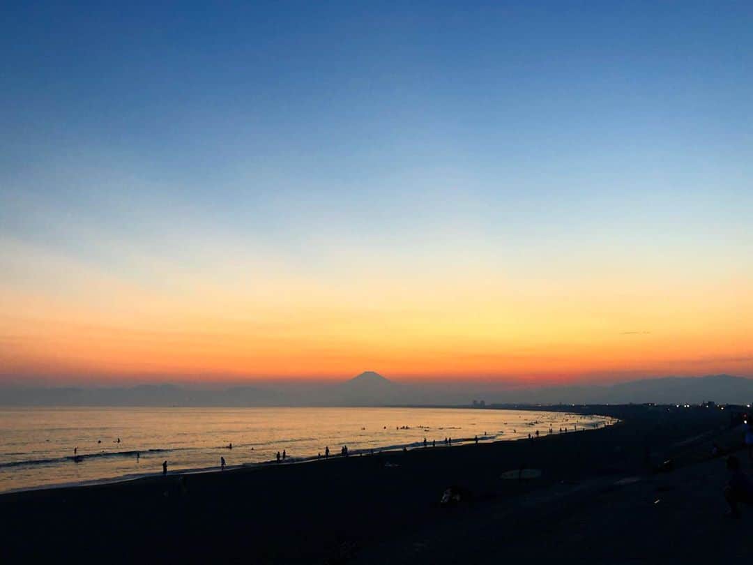 西尾春香のインスタグラム：「. 夕陽でグラデーションになってる空、、、🌞とっても綺麗だった☺️ . 綺麗な景色見ると癒される🍃 . #江ノ島 #鵠沼海岸 #海 #夕陽」