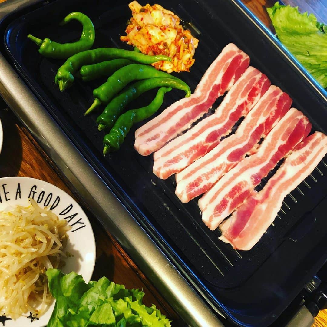 のインスタグラム：「ホットプレートで 『삼겹살』  もうホットプレート出したらサムギョプサルをやる🤤 部屋はサムギョプサルの匂いで終了ですw  実家から子供達が植えたシシトウが立派になって送られてきた👏 シシトウよナイスタイミング👍  パジョリともやしナムルも作ったった  肉も野菜も食べて最高さ😋  肉のハナマサの『サンチュ用みそ』は最高傑作品👏  ホットプレートは無敵  ホットプレート出したら奥に片付ける為、数日間はホットプレートで過ごした3日目🗓   ていうか韓国行きたいな〜 翌日も部屋の匂いはサムギョプサルのお店状態でしたw  #삼겹살 #サムギョプサル #ホットプレート #ホットプレート料理  #ホットプレートごはん  #ホットプレートでサムギョプサル #お家ご飯  #お家で韓国料理  #韓国料理 #韓国料理大好き  #韓国好きな人と繋がりたい  #韓国料理好きと繋がりたい  #韓国グルメ  #お家でホットプレート  #お家でサムギョプサル #肉のハナマサの #肉のハナマサのサンチュ用みそは最高 #サンチュ用みそは必須 #みんな大好きなメニュー  #サムギョプサル最高 #サムギョプサル大好き #サムギョプサル美味しかった #早く韓国行きたいなぁ」