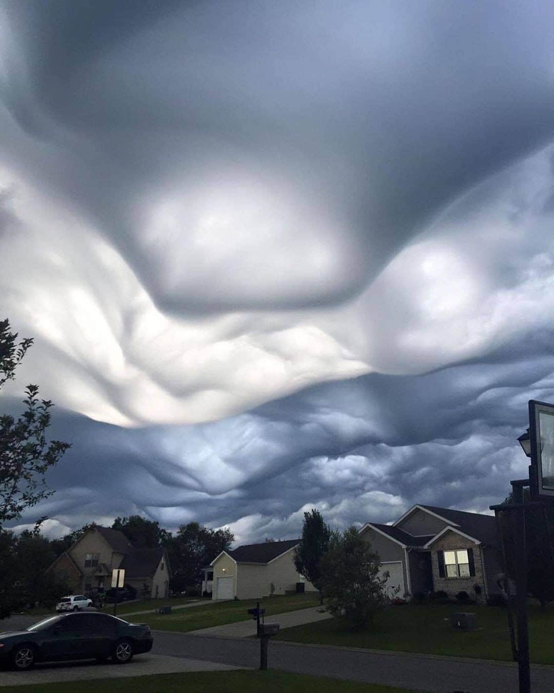 Discover Earthさんのインスタグラム写真 - (Discover EarthInstagram)「Looks like the sky is melting !  "Check out these asperatus clouds looming in the Kentucky sky ☁️ The world asperatus is rooted in Latin as it means, ‘to make rough’. The name stems from the turbulent and choppy undersides of the cloud formations. Researchers are still working to learn exactly how these clouds form, but the one theory is these clouds form near or in the wake of thunderstorms 📸: photo source: Johanna McKinney Cheek #science #cloud #asperatus #asperatusclouds" 🇺🇸 #discoverUSA with @ourplanetdaily」8月19日 0時30分 - discoverearth