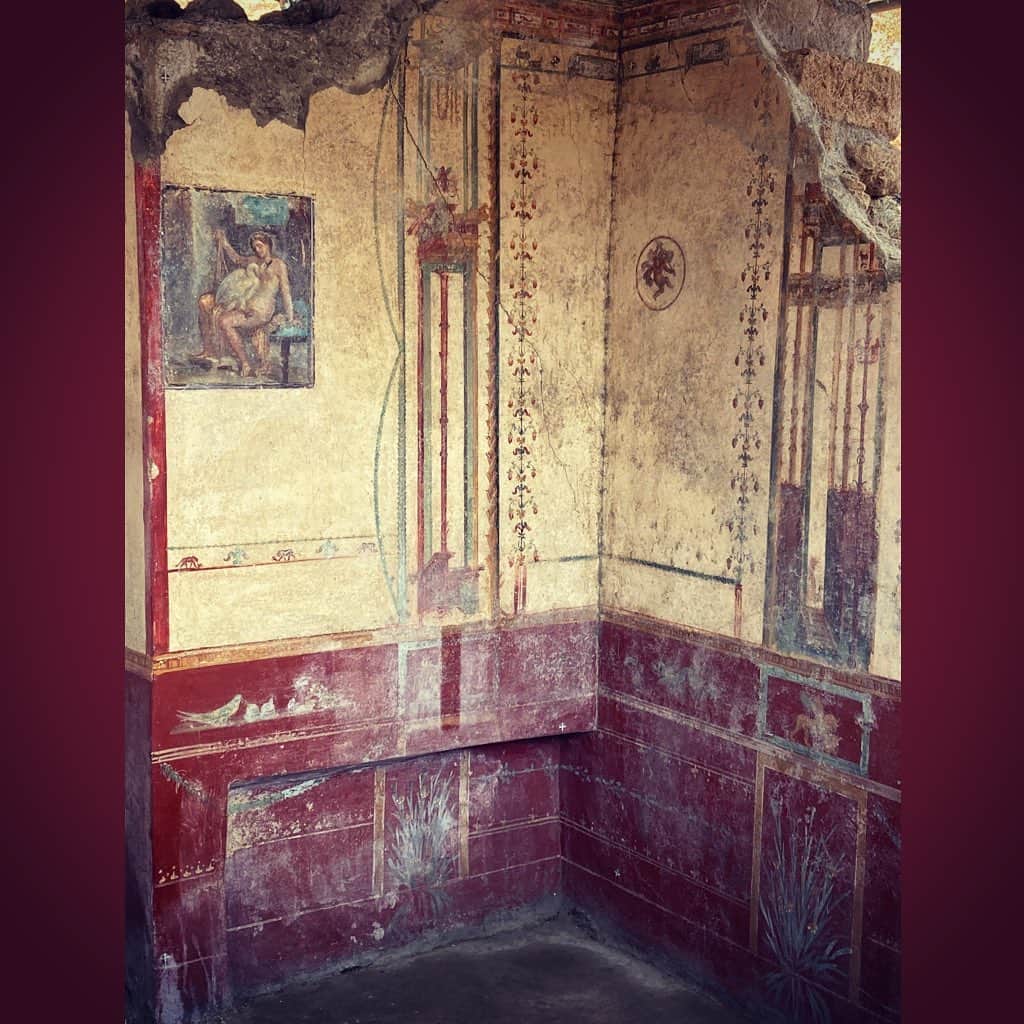 アレクシマビーユのインスタグラム：「Pompei Trip @alexismabille @pompeii_parco_archeologico #pompei #paintings #lostcity #vesuvio #sensibility #emotion #backinthepast #deadcity #eruption #cataclismo #preserved #archeology #merveilledumonde」