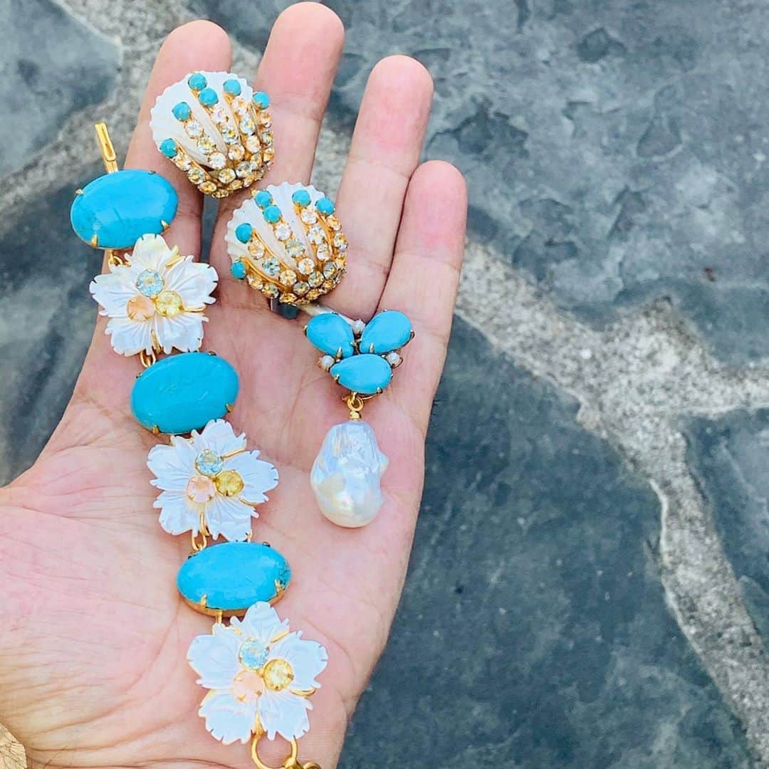 バウンキットさんのインスタグラム写真 - (バウンキットInstagram)「Turquoise, a color that lifts the spirit ... . . . . . #flowerjewelry #shelljewelry #motherofpearl #turquoise #earrings #artisanjewelry #bounkit #handmadejewelry」8月19日 0時46分 - bounkitnyc