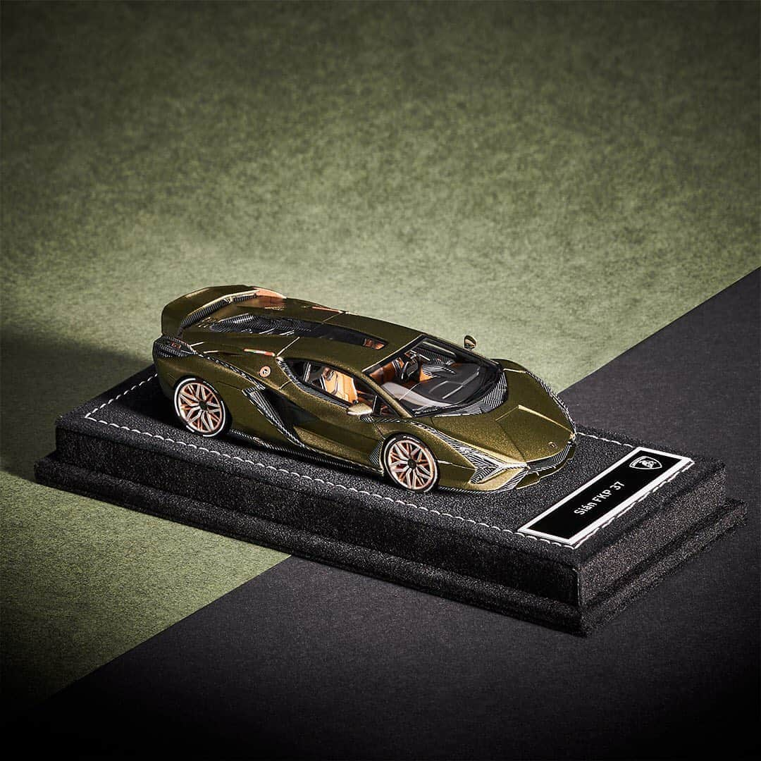 ランボルギーニさんのインスタグラム写真 - (ランボルギーニInstagram)「Always amazing, in every dimension.   It’s the collector’s edition model car in the 1:43 scale of the Lamborghini SIÁN FKP 37. Make it yours right now!  #Lamborghini #SianFKP37 #AheadOfItsTime」8月19日 1時00分 - lamborghini