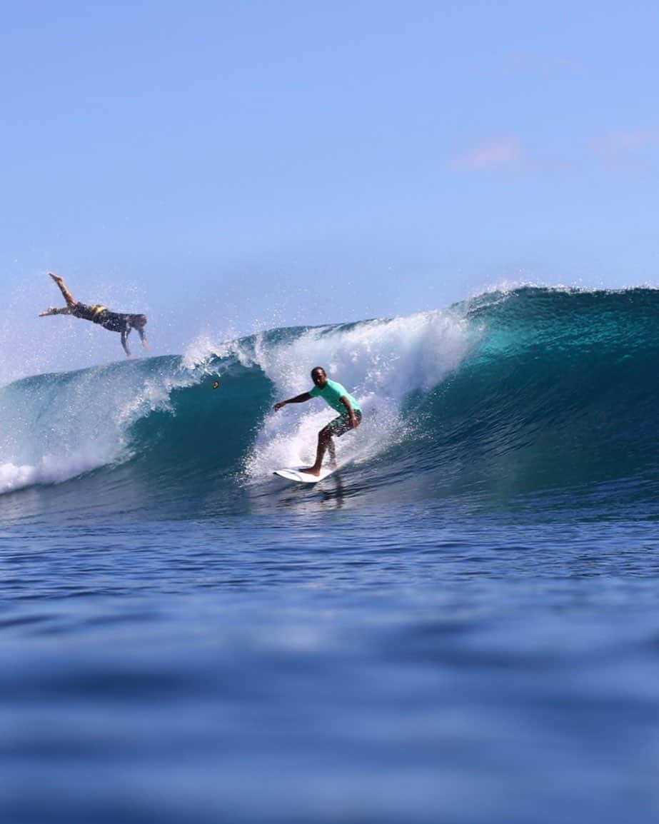 ルイス・ハミルトンさんのインスタグラム写真 - (ルイス・ハミルトンInstagram)「I’ve really found a love for surfing over the last few years. It’s become one of my favourite sports next to sky diving. I want to encourage all of you out there to try that thing that you've always wanted. Most importantly, don’t give up on it, stick to it and keep practicing 🏄🏾‍♂️」8月19日 1時01分 - lewishamilton