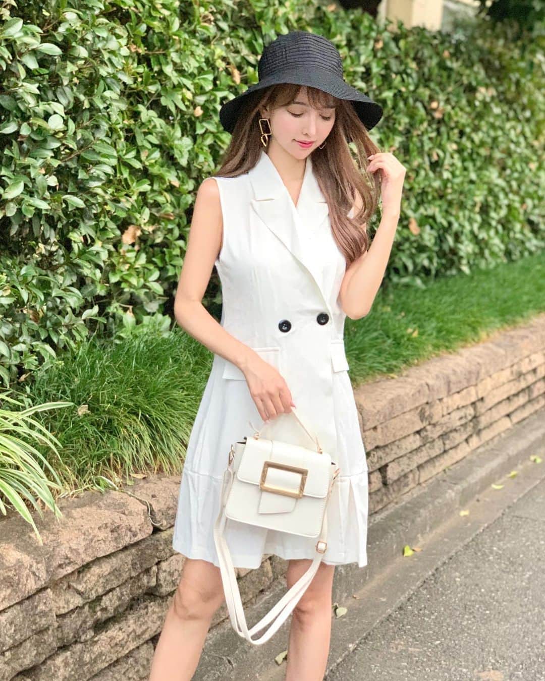 のインスタグラム：「こないだの 載せ忘れCODEさん👼💓 (@selectshop.joie )のだよ！ . たまには大人っぽくしてみた！ 雰囲気たまには 変えるのも新鮮でいいよね🙌💕 . #コーデ#コーディネート#コーデ記録 #ワンピース#白コーデ#セレクトショップ#selectshop #ワンピ#bag#code」