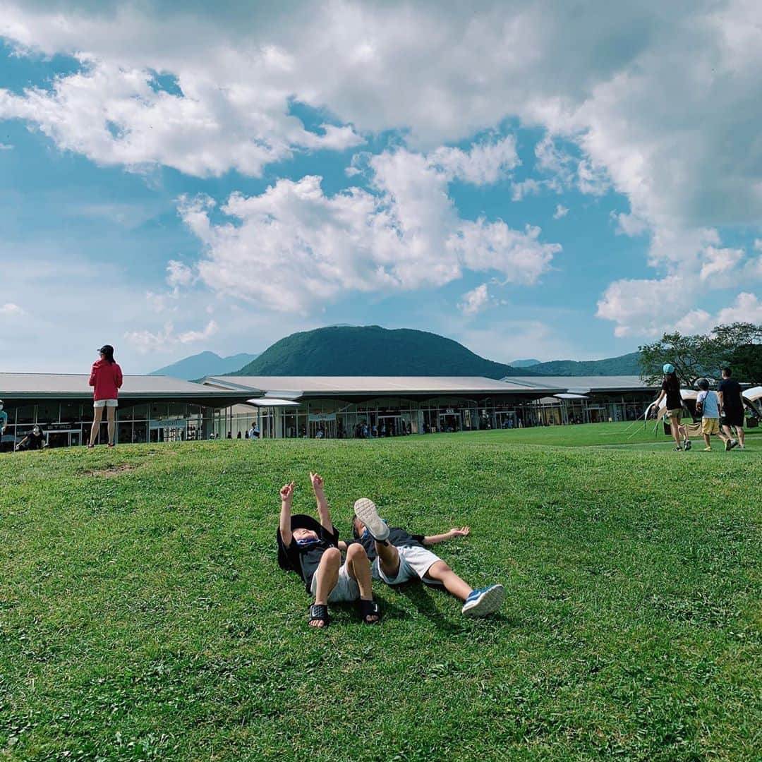 小池真友さんのインスタグラム写真 - (小池真友Instagram)「子供達のリクエストで軽井沢のカブトムシの森に行ってきました…！ 本物の森に虫探しはさすがに怖くて行けないから、ちょっとした森にということで。🤣💓 たくさん触って触れ合い、我が家にノコギリクワガタちゃんも仲間入りしました。ちゃんと君達お世話してよね…(震え . . #カブトムシの森　#軽井沢 #軽井沢アウトレット  #男の子兄弟　#男の子ママ #ノコギリクワガタ　#カブトムシ」8月19日 0時54分 - koikemayu_