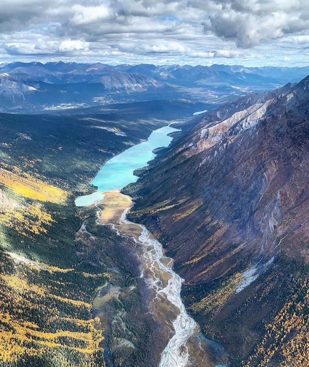 Explore Canadaさんのインスタグラム写真 - (Explore CanadaInstagram)「Incredible views of Glacier Lake, Northwest Territories from a floatplane! Though you may not be able to visit today, we’d love to know if you’ve visited the Northwest Territories in the past! Share your favourite memories with us in the comments. #ExploreCanada⁠ ⁠ *Know before you go! Check the most up-to-date travel restrictions and border closures before planning your trip.*⁠ ⁠ 📷: @stepheeny⁠ 📍: @specatcularnwt⁠ ⁠ #SpectacularNWT⁠」8月19日 1時02分 - explorecanada