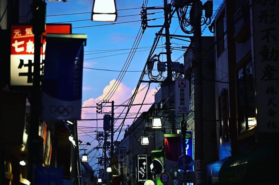 佐藤東弥のインスタグラム：「今日の夕方 商店街を歩いていた茜色の雲 みんないろんな場所で同じ雲を撮ってましたね」
