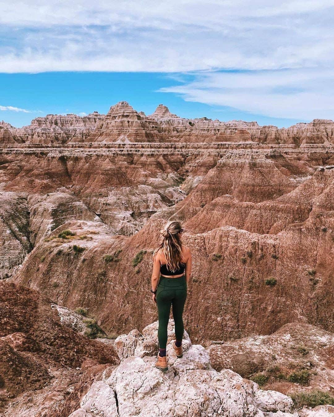 Visit The USAのインスタグラム：「If you are thinking about a road trip 🚗 this season, consider taking the Badlands Loop Road (Higway 240) to stop at the scenic lookouts in Badlands National Park in South Dakota! The park is known for geological formations like these which have a lifespan of one million years! 🤯 📸 : @mmmbeans #VisitTheUSA #TogetherInTravel」