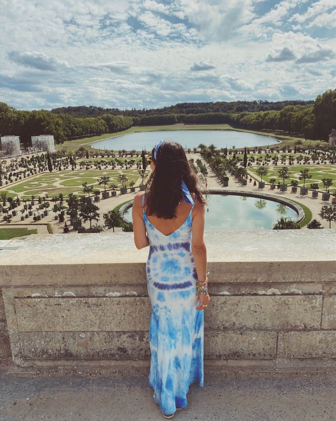 ダニジョーのインスタグラム：「Postcard from Château de Versailles 💌 @jodiesnydermorel in the bullseye slip #dannijogirls.」