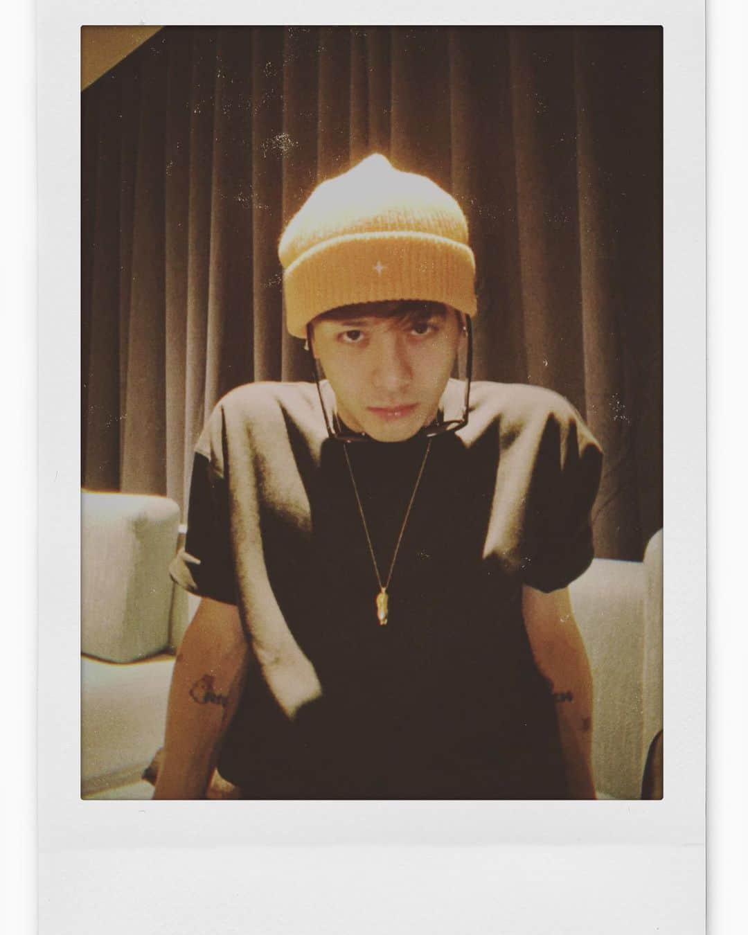 ジャクソンのインスタグラム：「Nite nite 👓 YES. Delete & posted again. 🤭😣🥺」