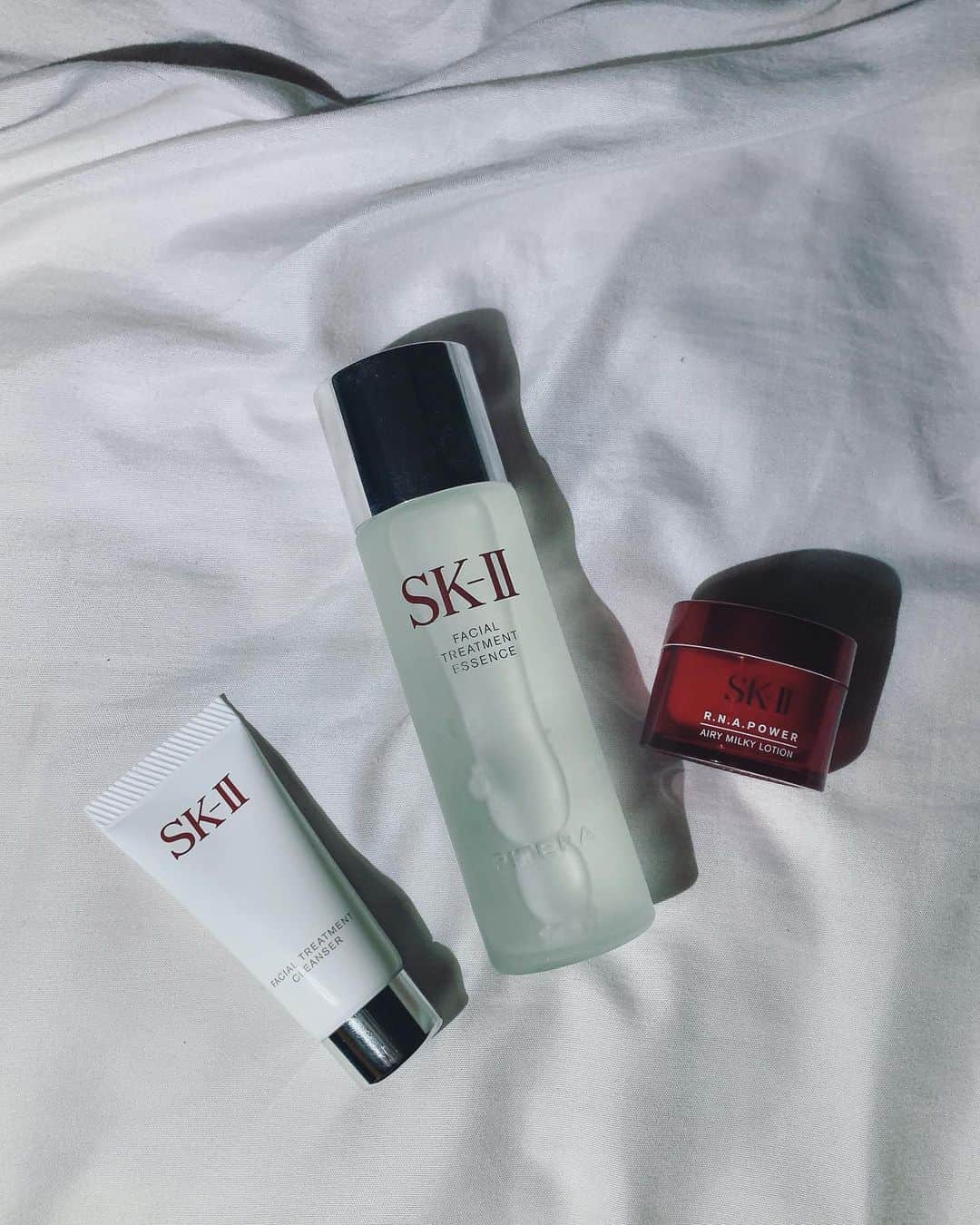 本橋優華さんのインスタグラム写真 - (本橋優華Instagram)「マスクで肌荒れ😭 SK-Ⅱを使ってみたら調子が良くなってきました！ 日本のものはやっぱりいいですね。  ミニボトルセットで、"化粧水、クリーム、洗顔"がお試し出来ていいよ。  いくつになっても素肌が綺麗がいい！ おやすみなさい⭐︎ #肌荒れ#素肌#エスケーツー #ピテラ #skincare#nomakeup#skii#sk2#natural#madeinjapan」8月19日 1時11分 - uk_jp